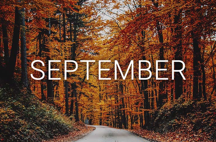 En høstskog med teksten September